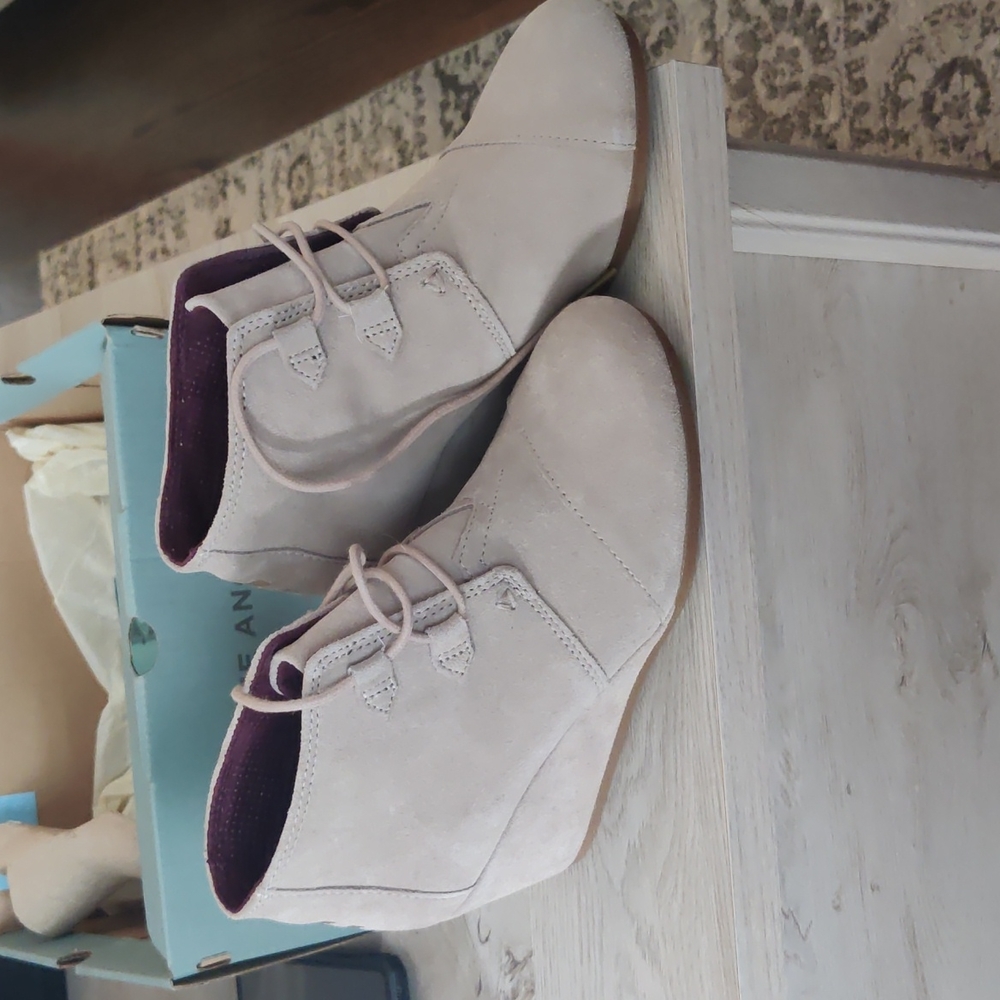 Toms suede booties